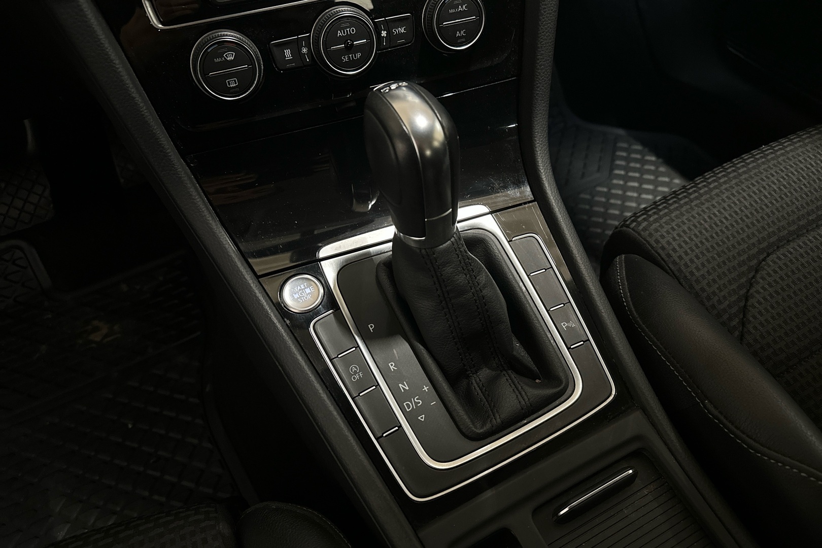 VOLKSWAGEN Golf 2014