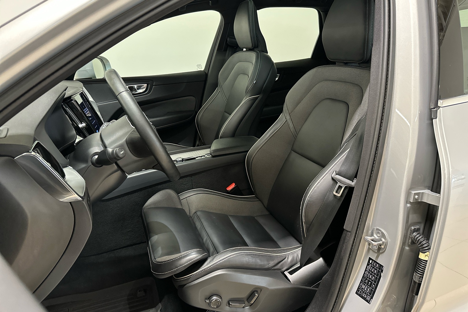 VOLVO XC60 2023