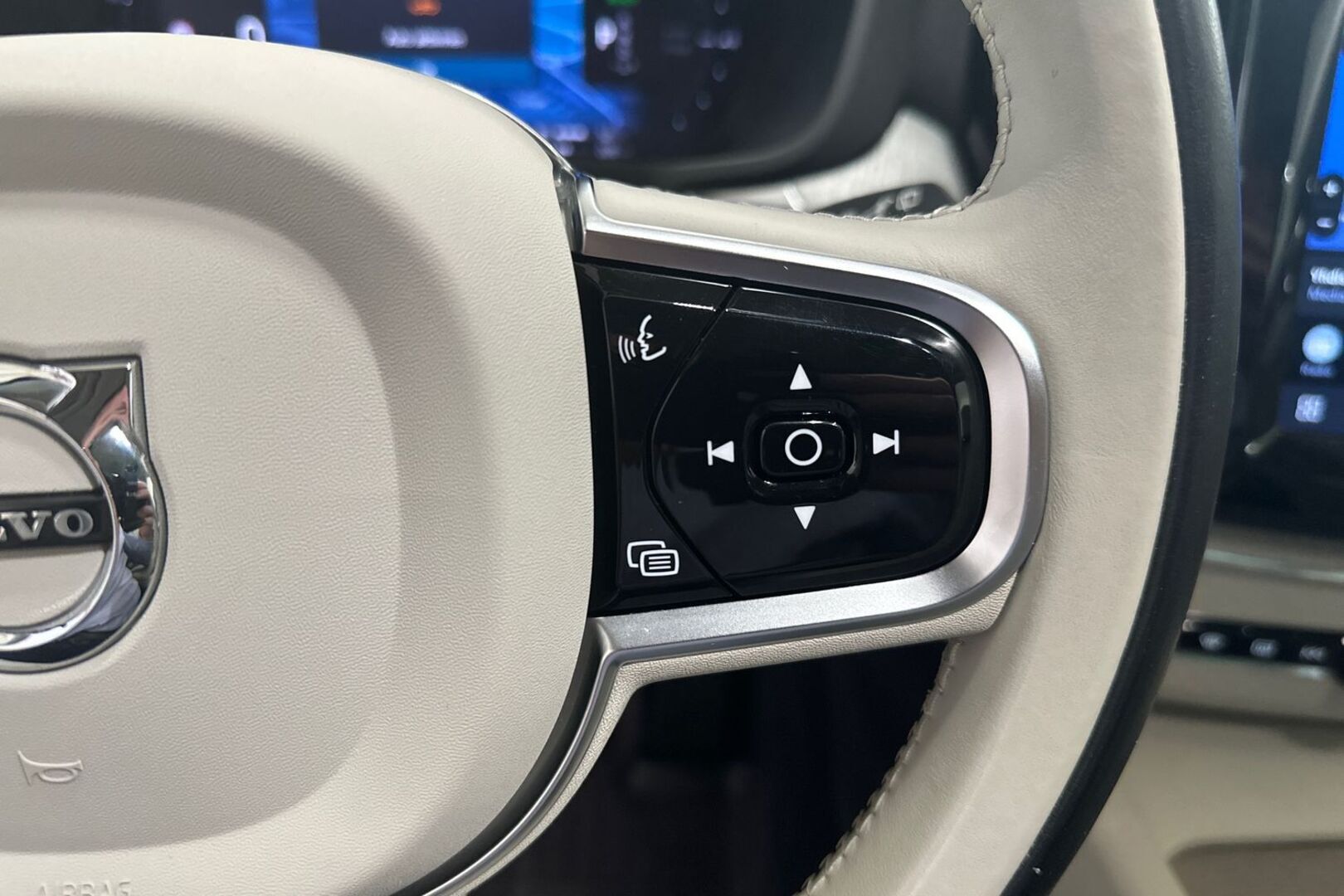 VOLVO XC60 2023
