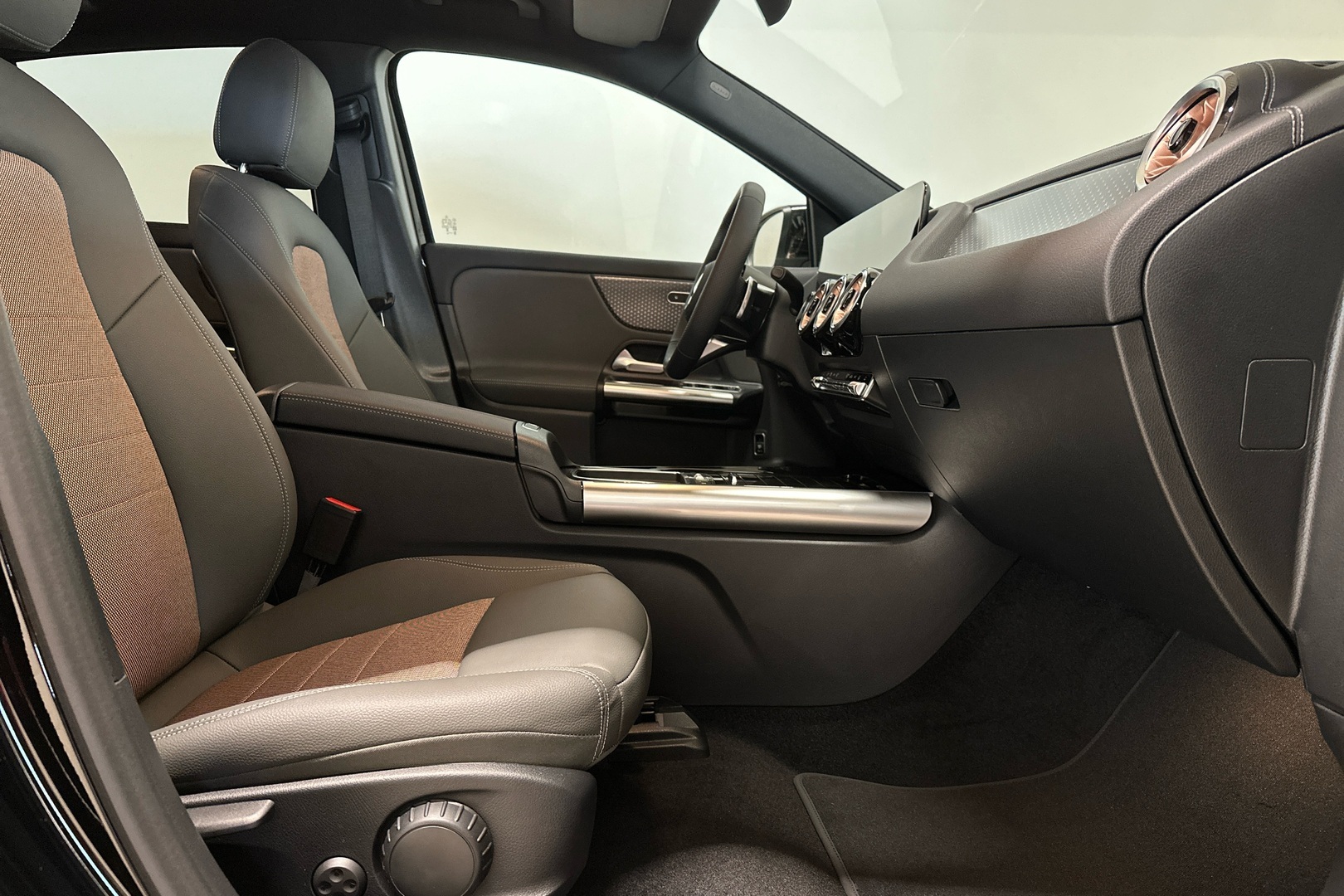 MERCEDES-BENZ EQA 2025