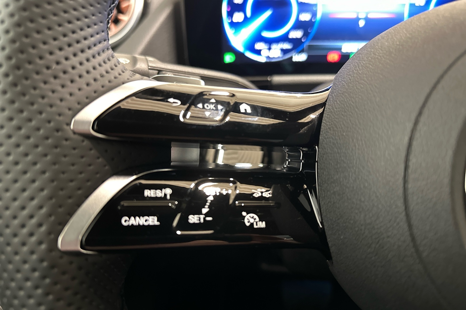 MERCEDES-BENZ EQA 2025