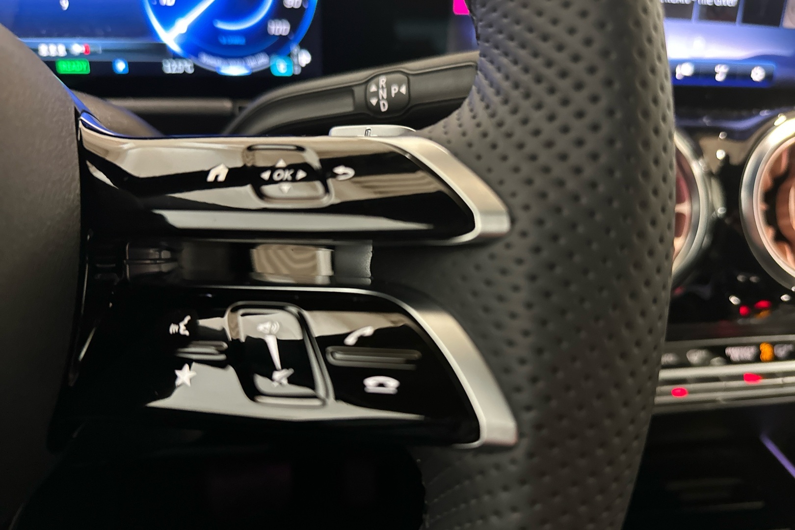 MERCEDES-BENZ EQA 2025