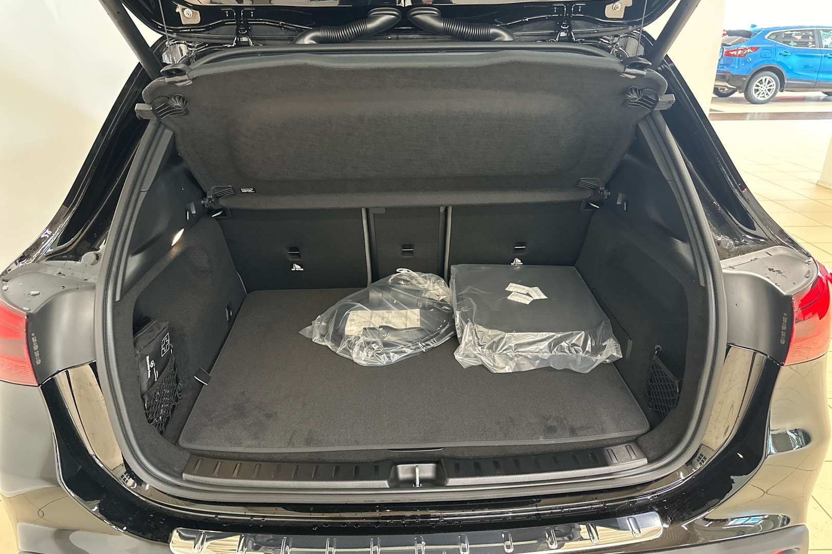 MERCEDES-BENZ EQA 2025