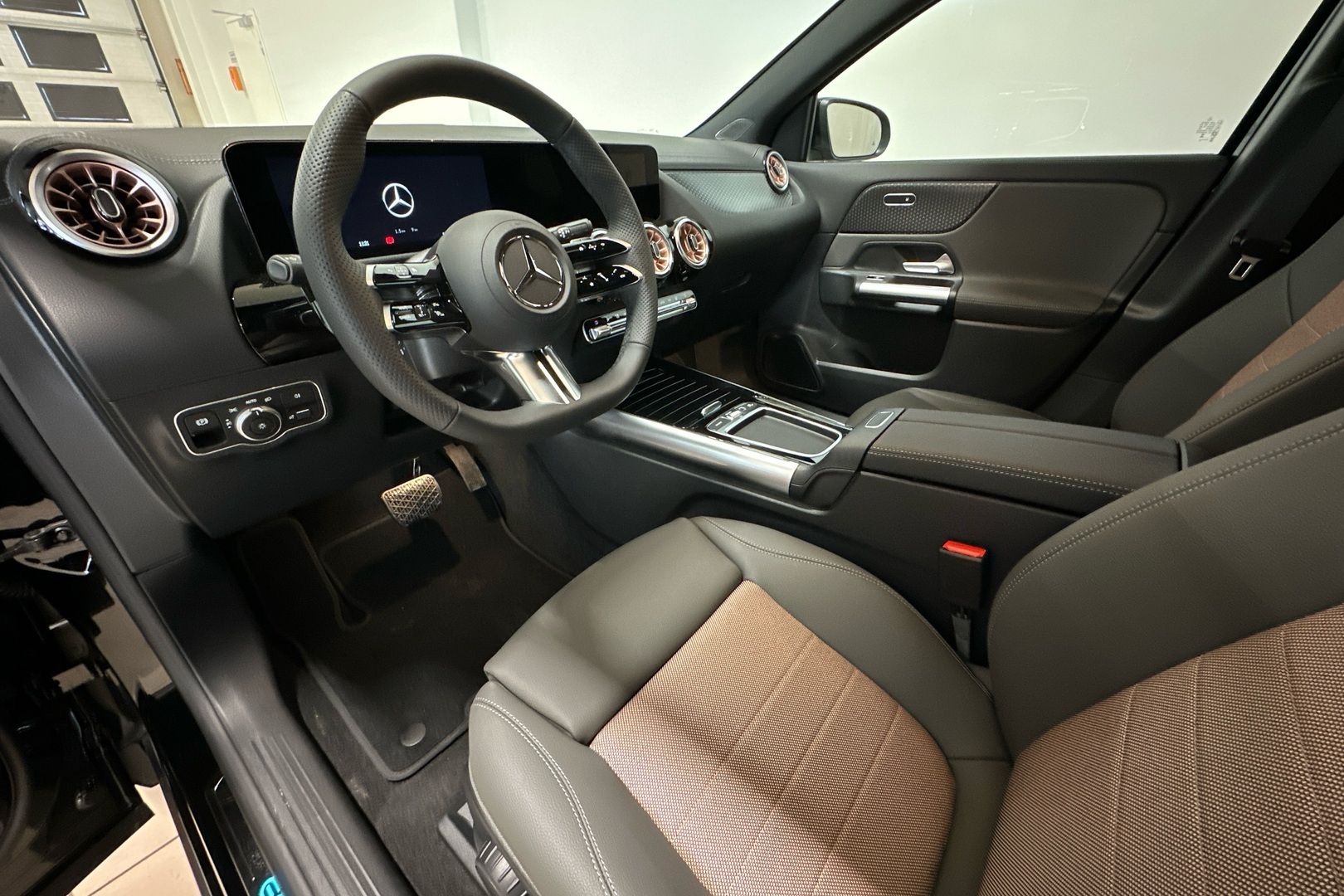 MERCEDES-BENZ EQA 2025