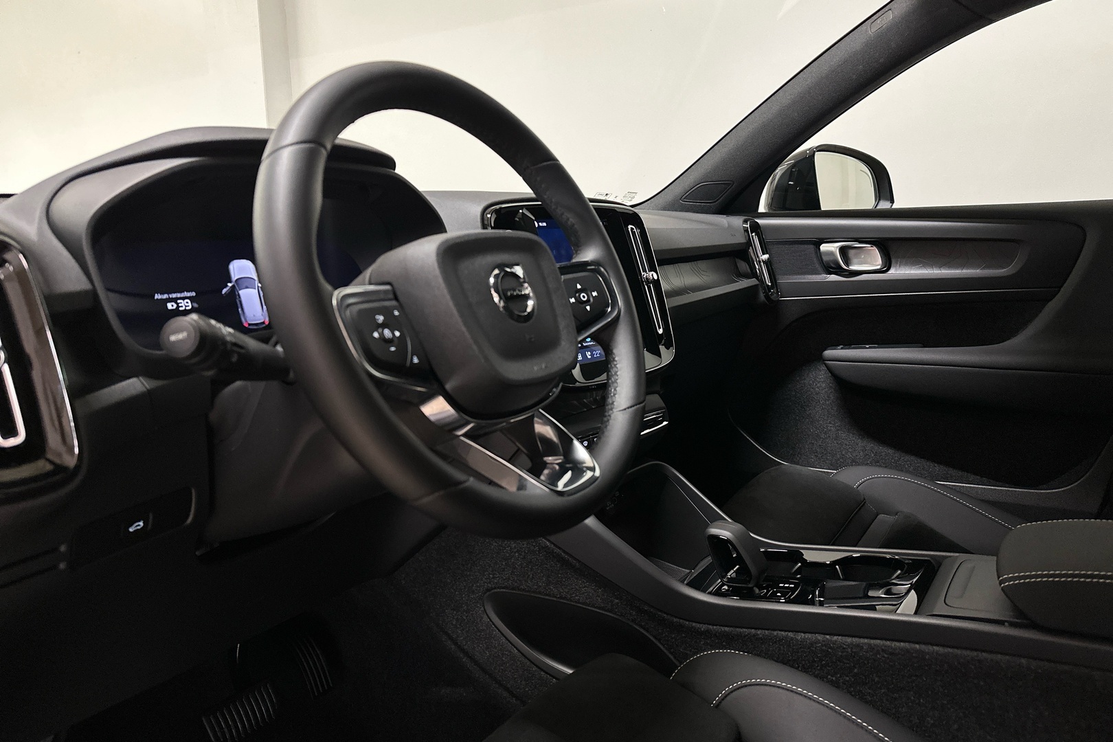 VOLVO EX40 2025