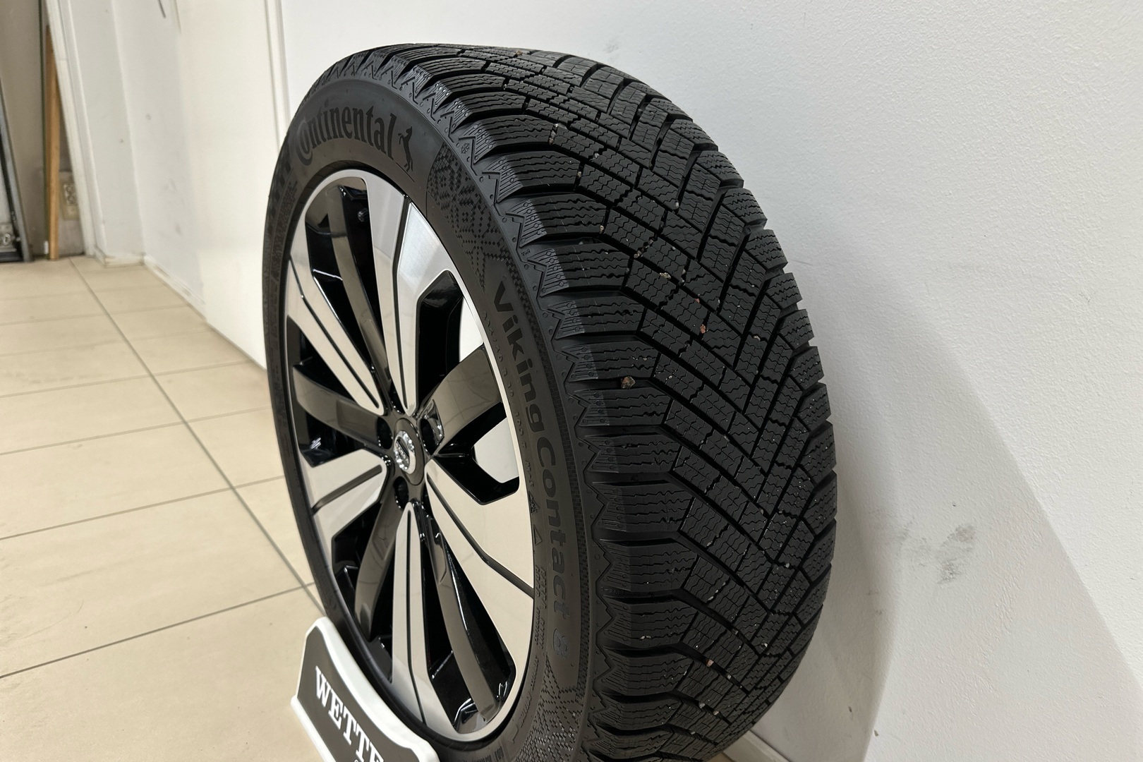 VOLVO EX40 2025
