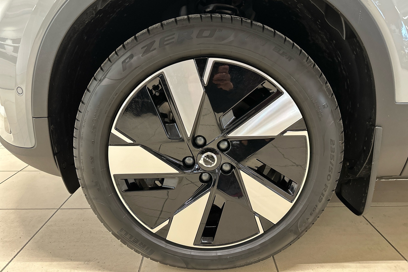 VOLVO EX40 2025