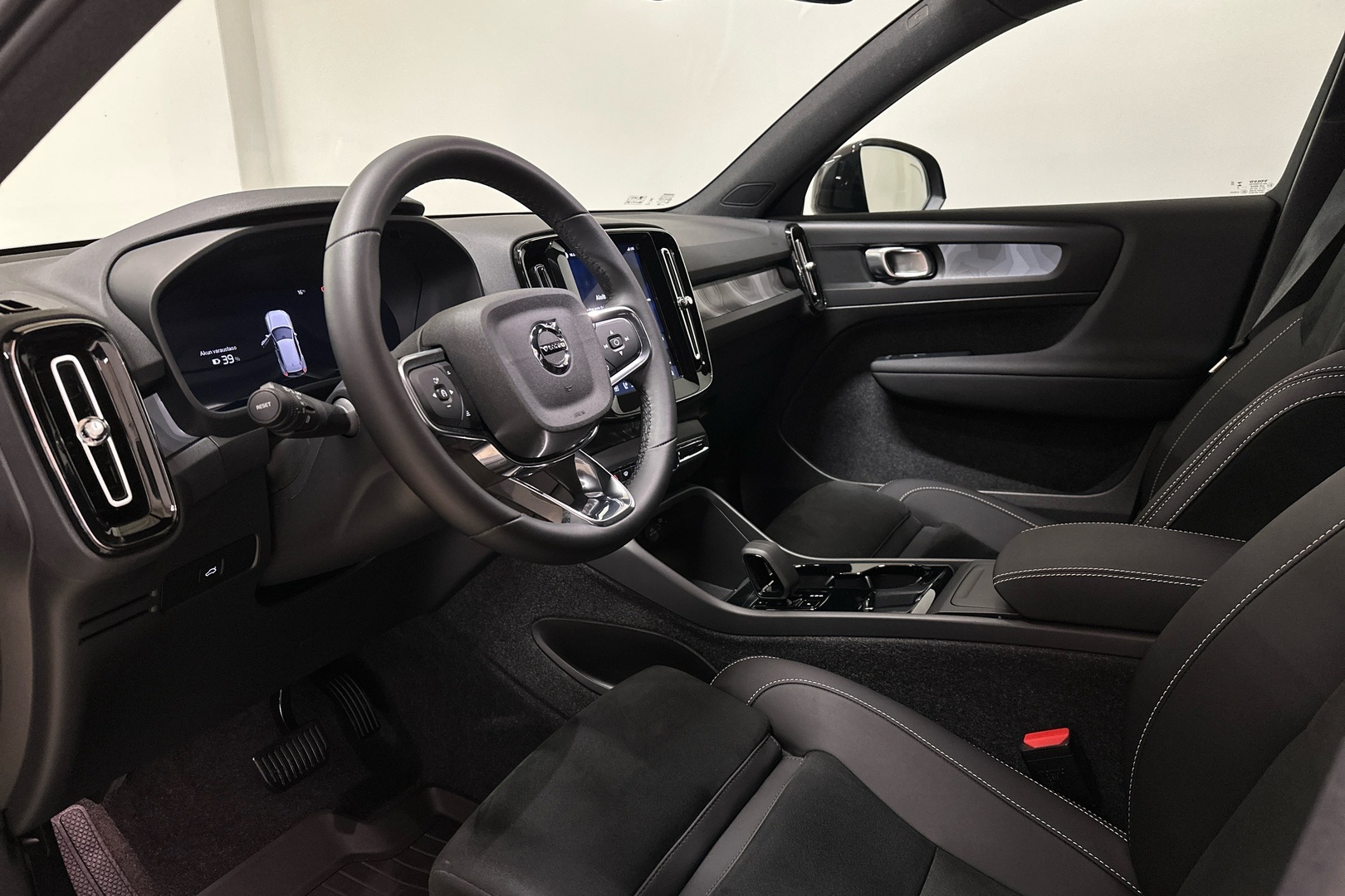VOLVO EX40 2025