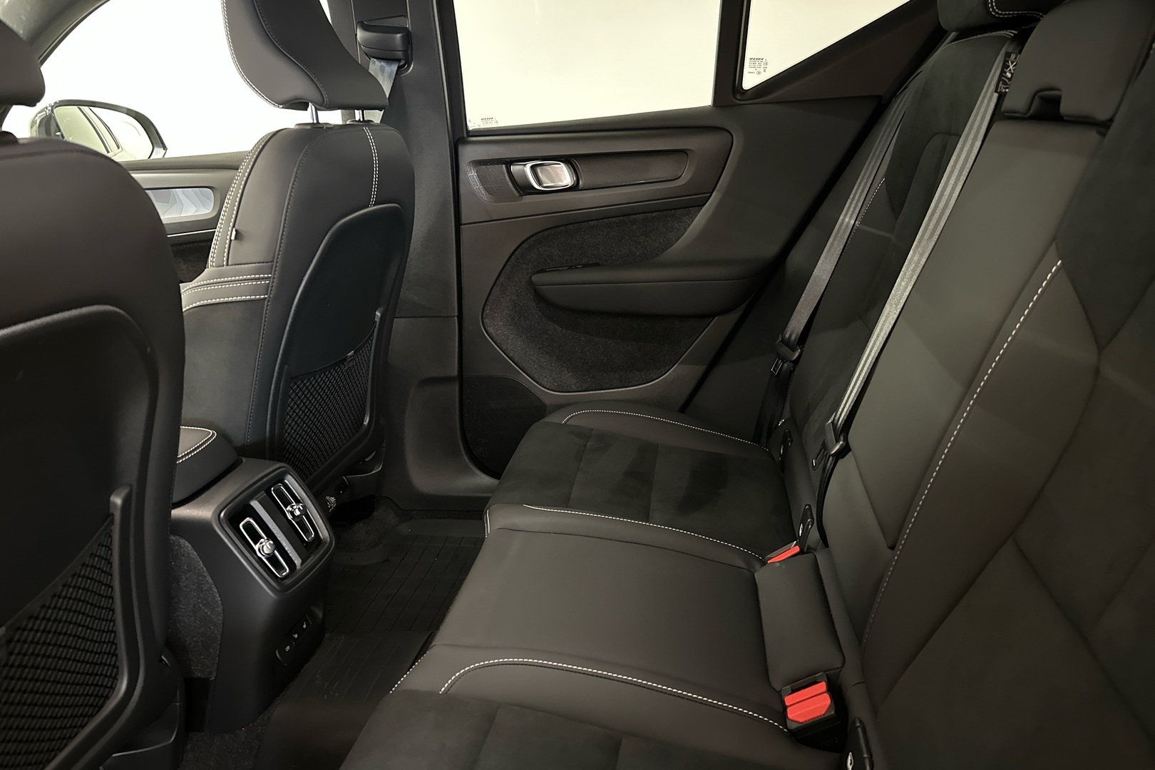 VOLVO EX40 2025