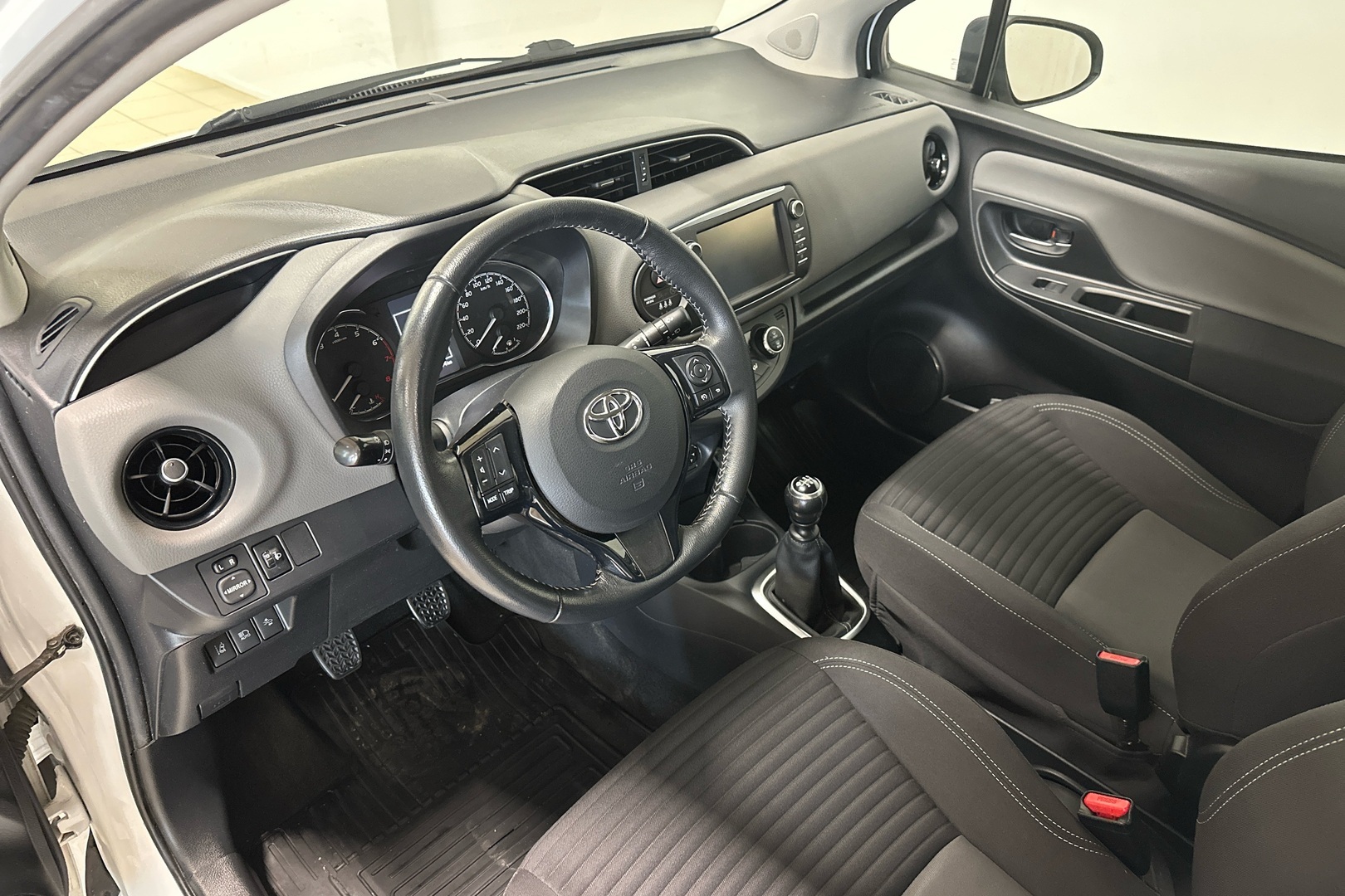 TOYOTA Yaris 2017