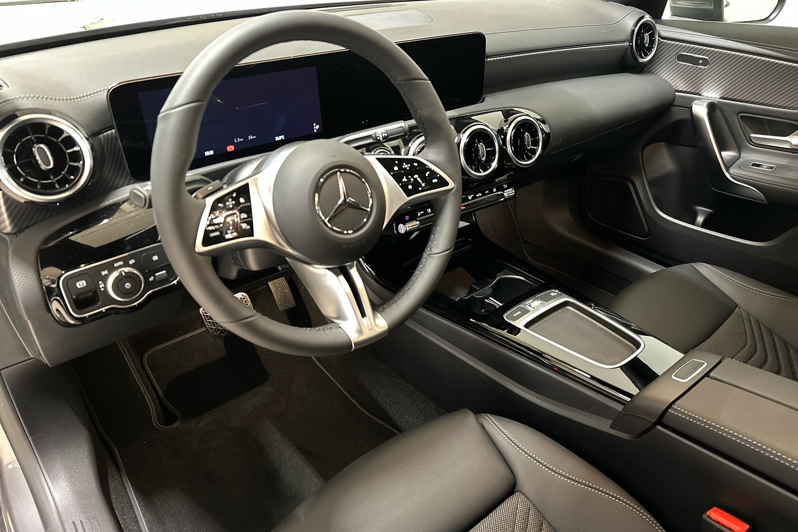 MERCEDES-BENZ CLA 2025