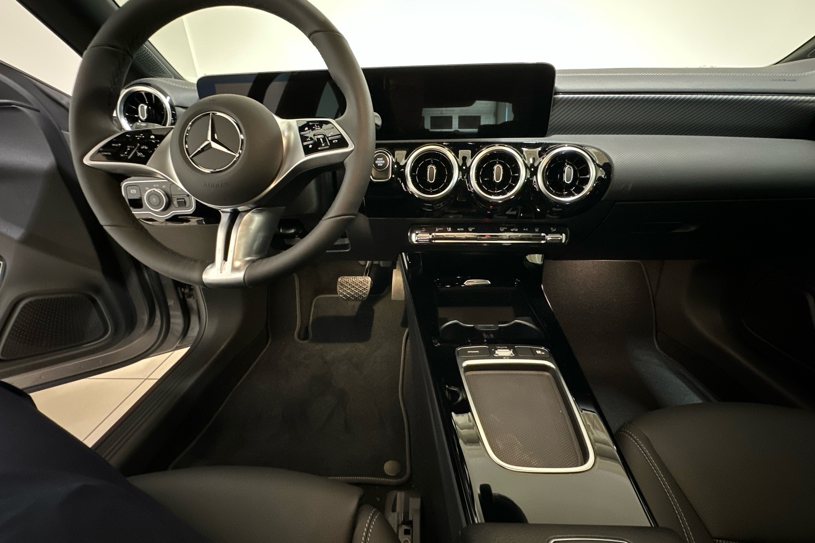 MERCEDES-BENZ CLA 2025