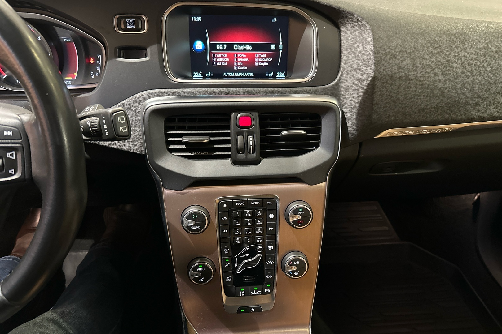 VOLVO V40 Cross Country 2017