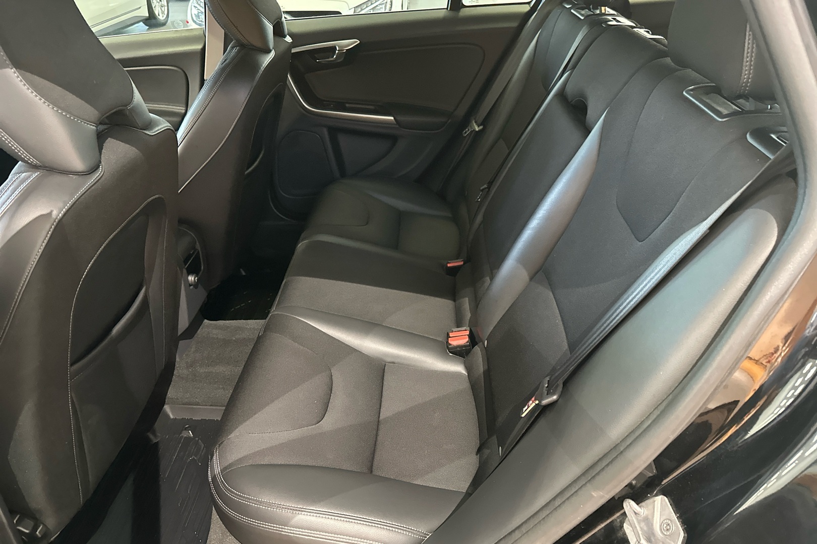 VOLVO V60 2016