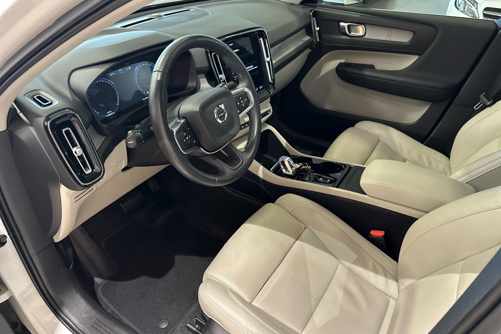 VOLVO XC40 2021