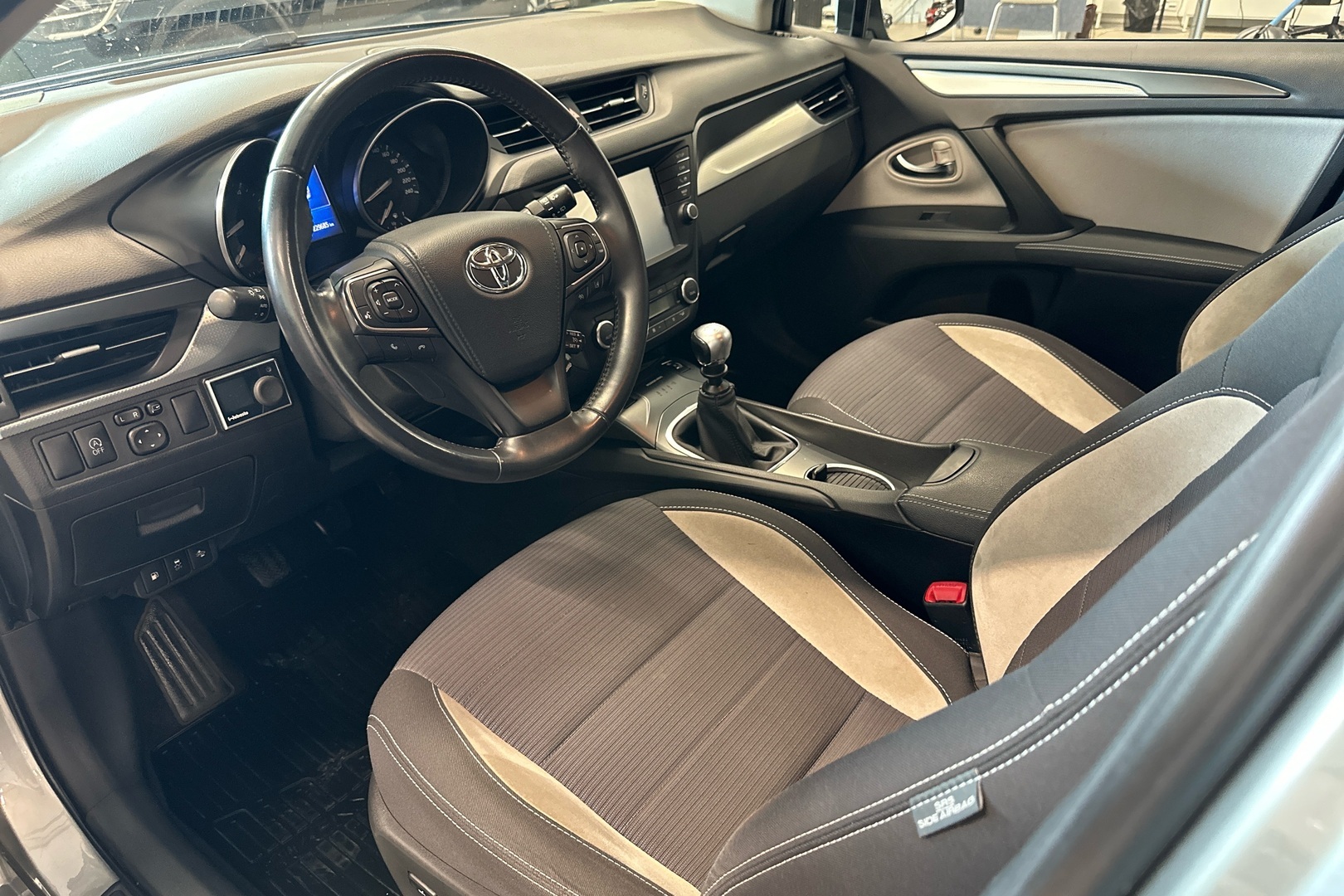 TOYOTA Avensis 2017