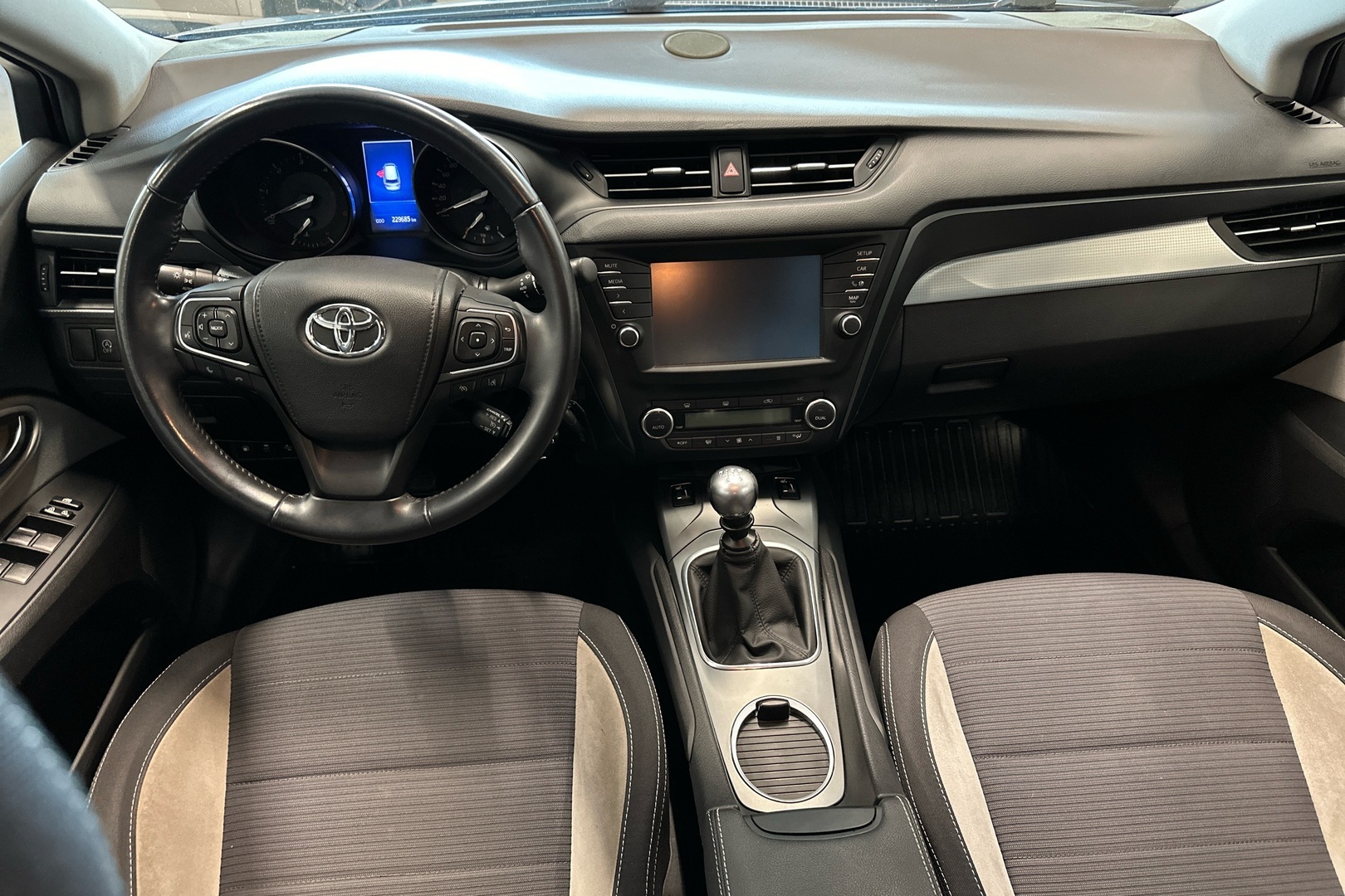 TOYOTA Avensis 2017