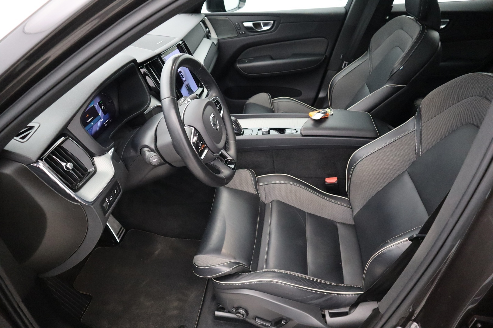 VOLVO XC60 2022