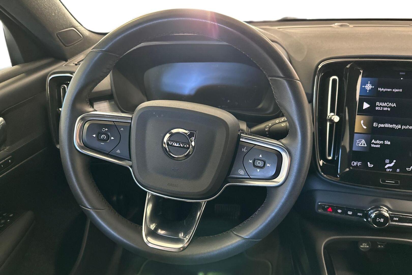 VOLVO XC40 2023