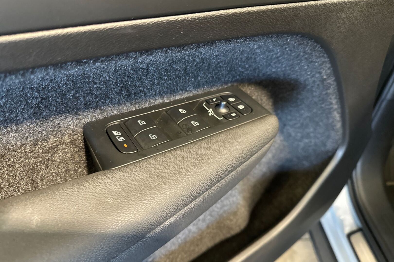 VOLVO XC40 2023