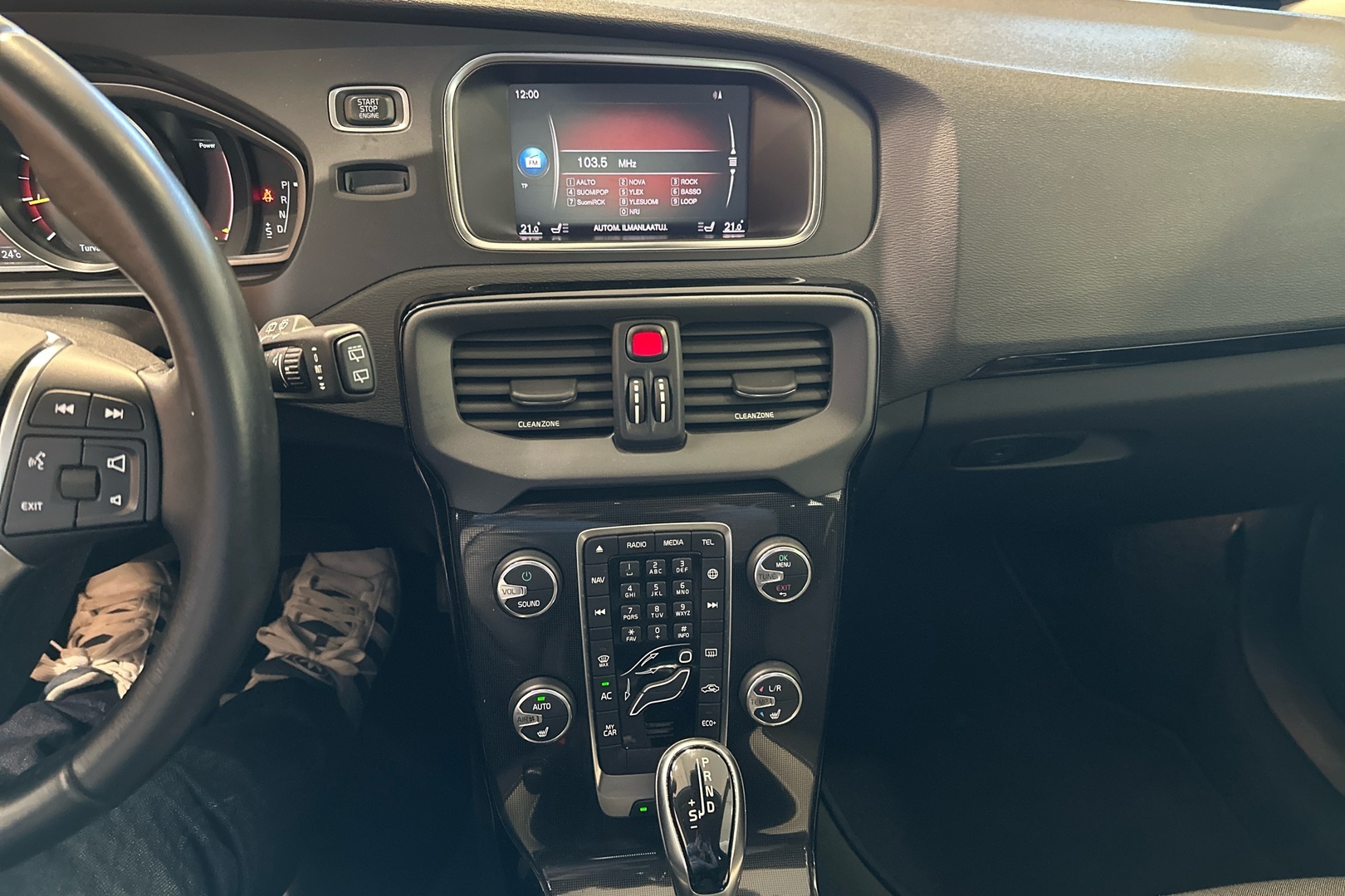 VOLVO V40 2018