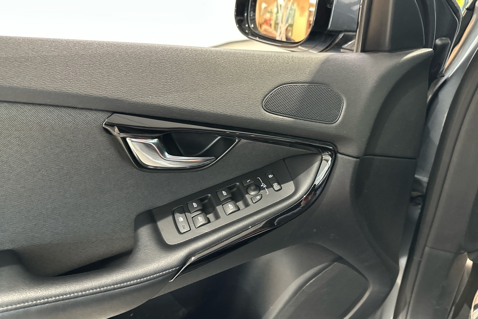 VOLVO V40 2018