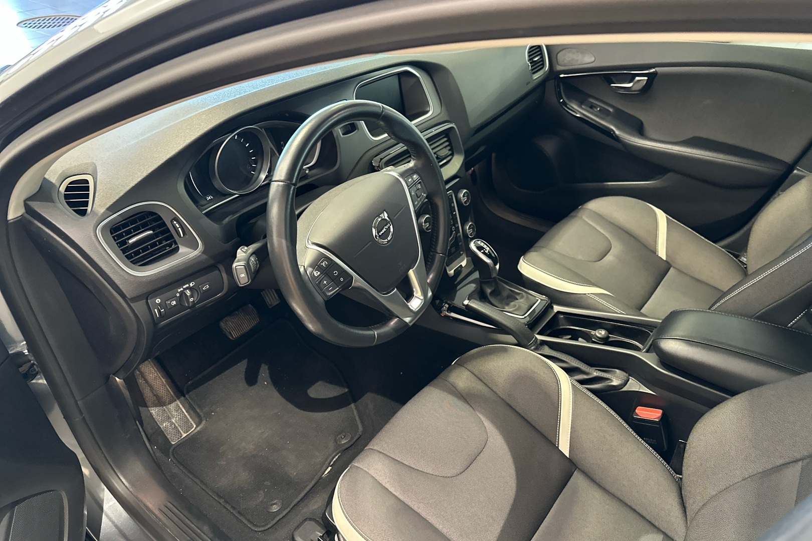 VOLVO V40 2018