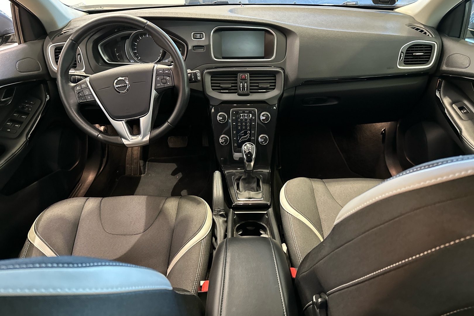 VOLVO V40 2018