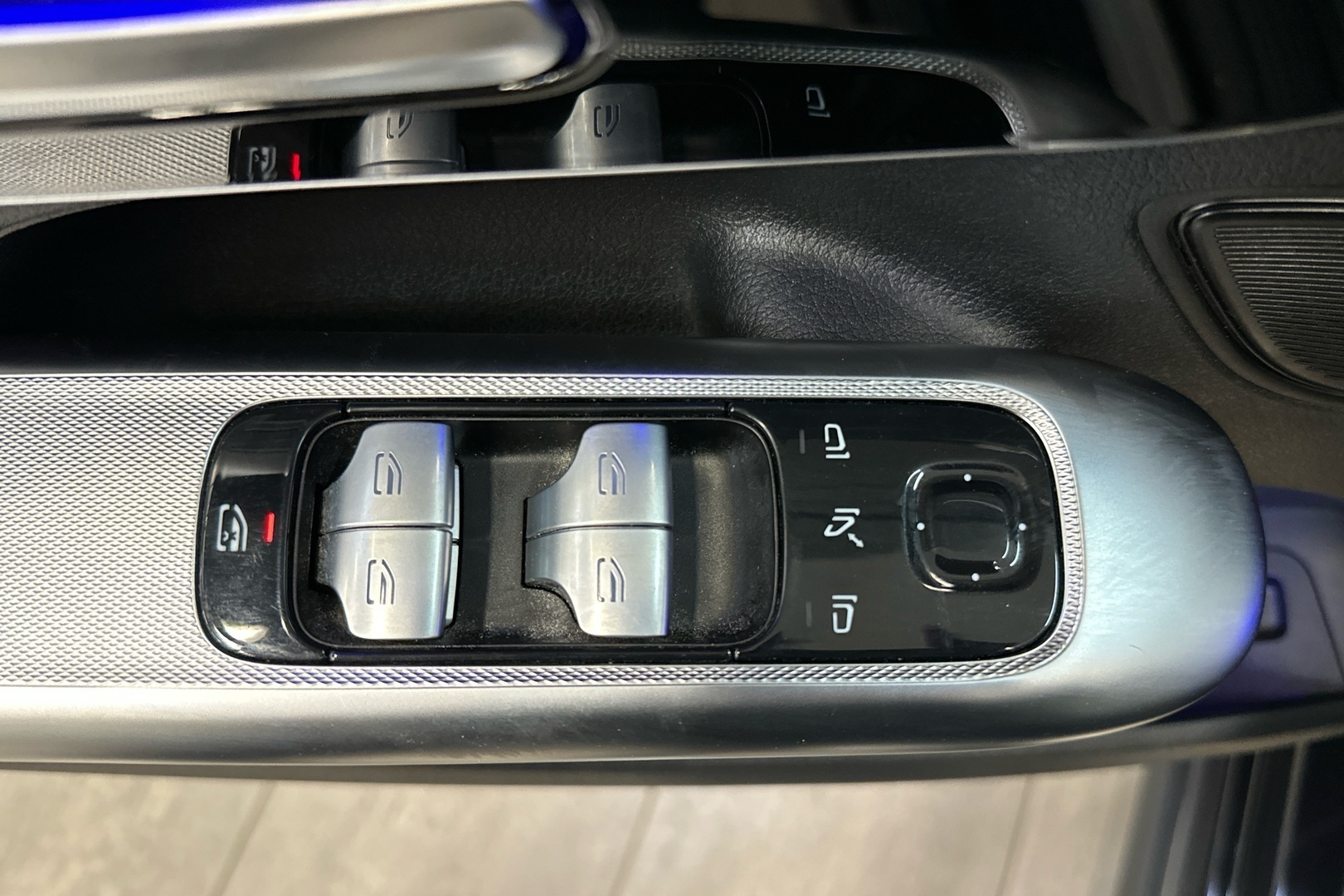 MERCEDES-BENZ EQE 2023