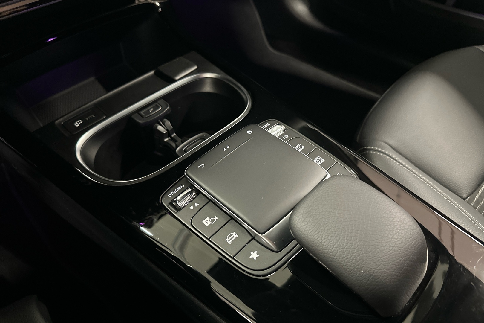 MERCEDES-BENZ A 2023