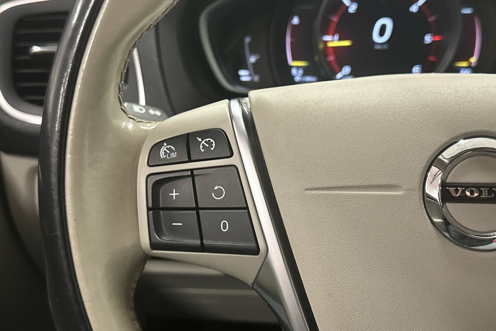 VOLVO V40 Cross Country 2018