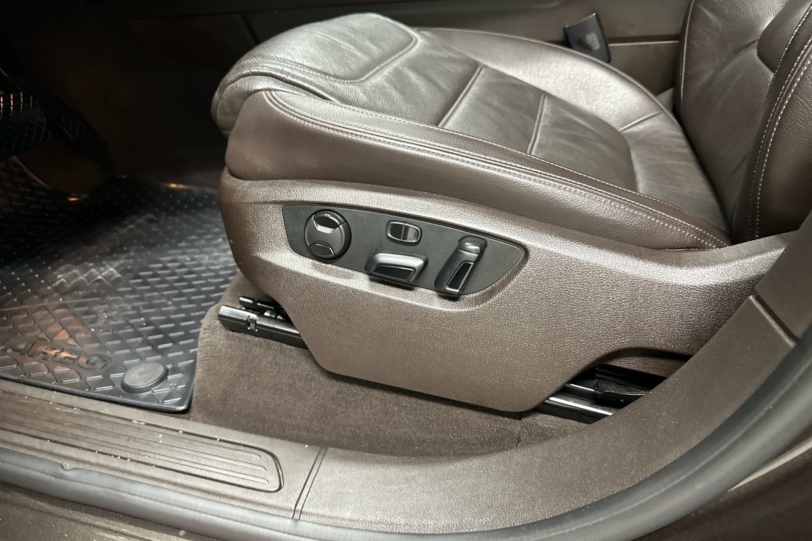 VOLKSWAGEN Touareg 2016