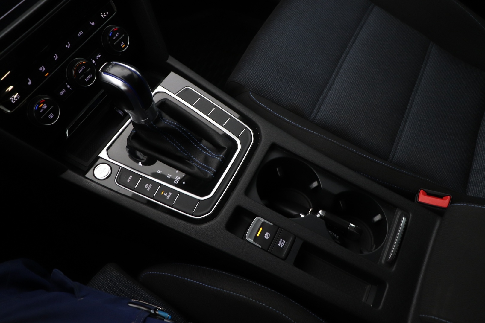 VOLKSWAGEN Passat 24