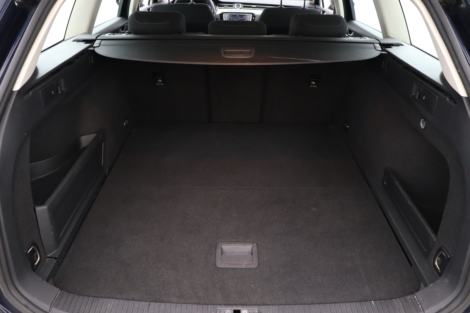 VOLKSWAGEN Passat 32