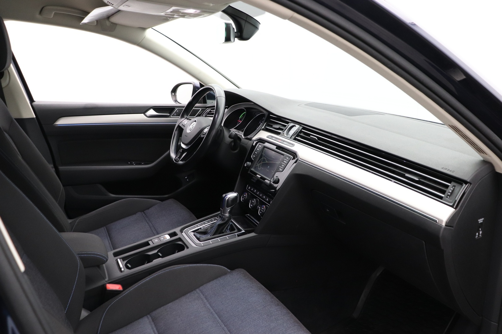 VOLKSWAGEN Passat 37