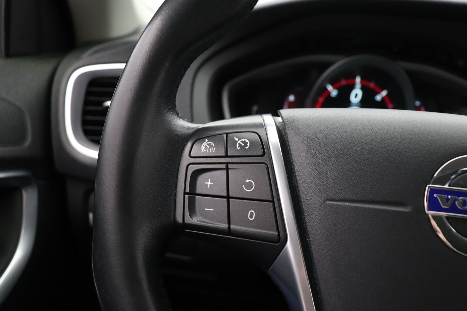 VOLVO V40 2015