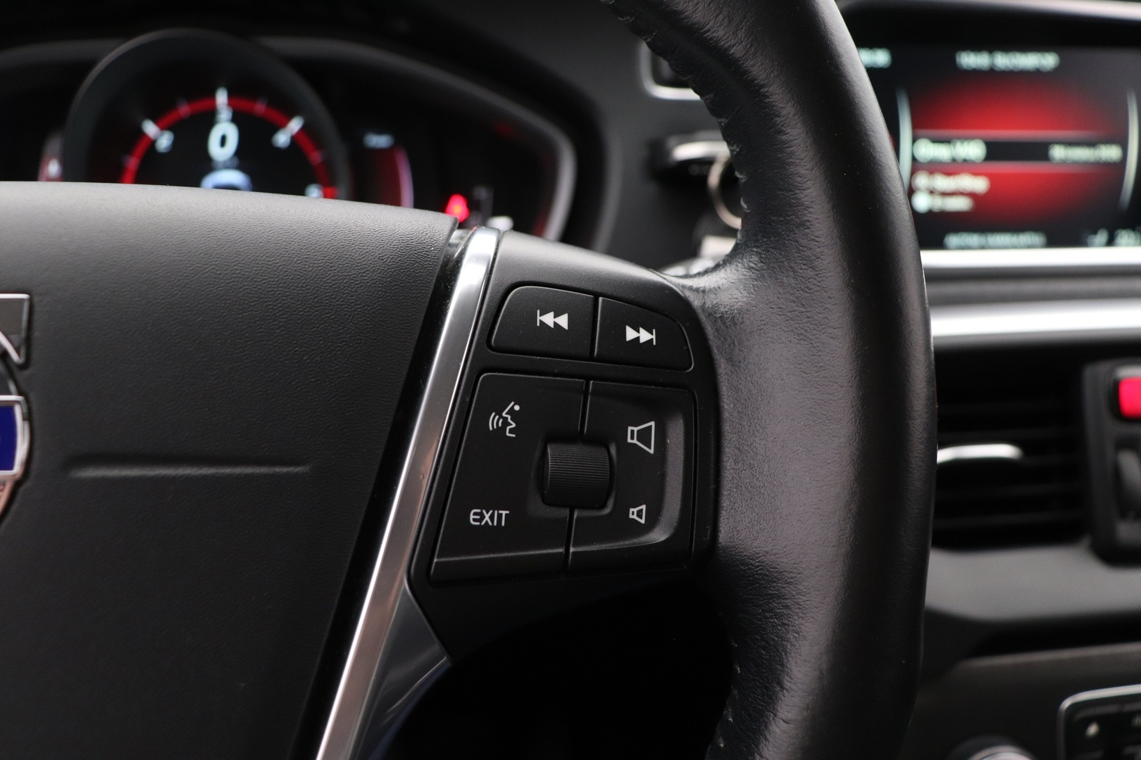 VOLVO V40 2015