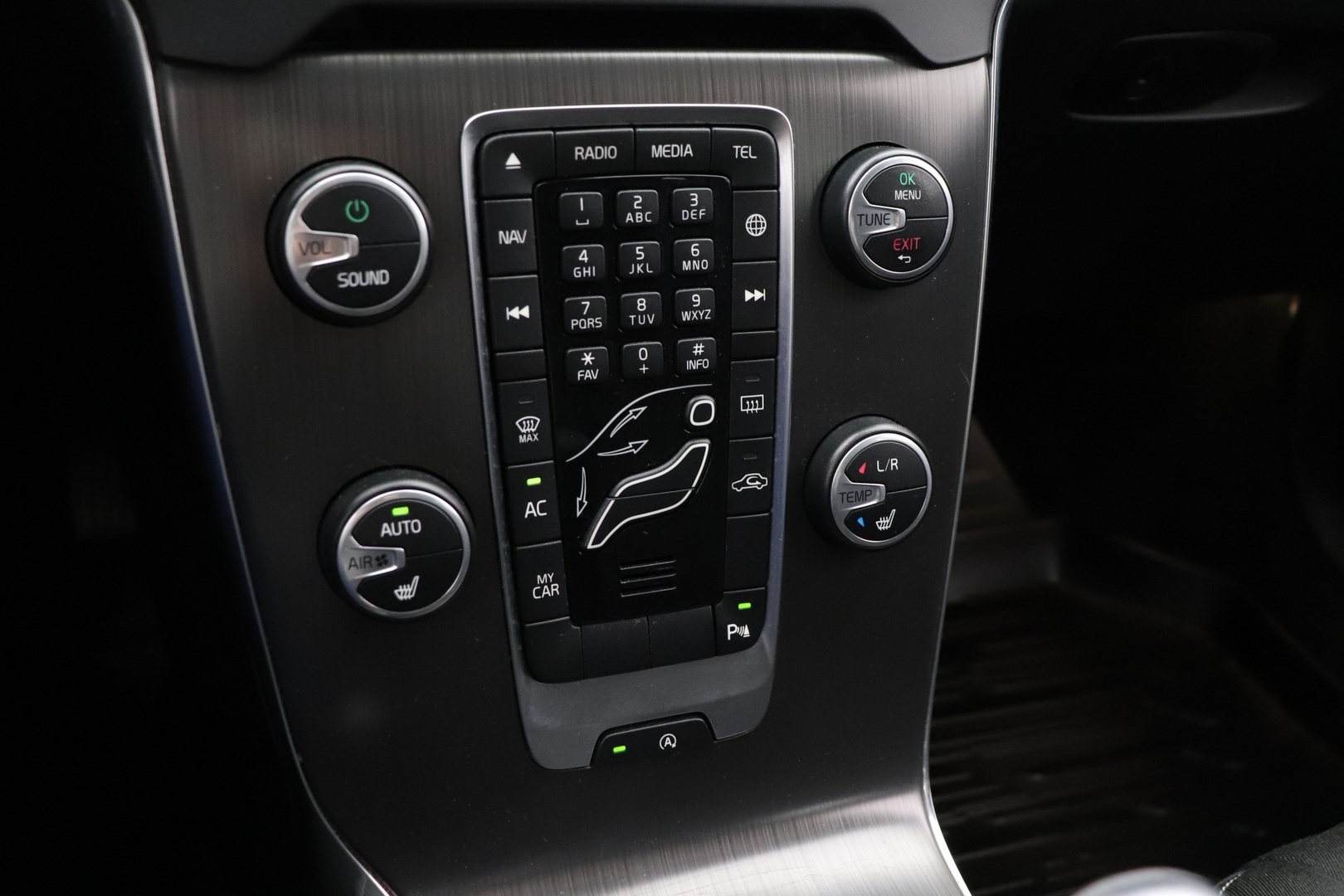 VOLVO V40 2015