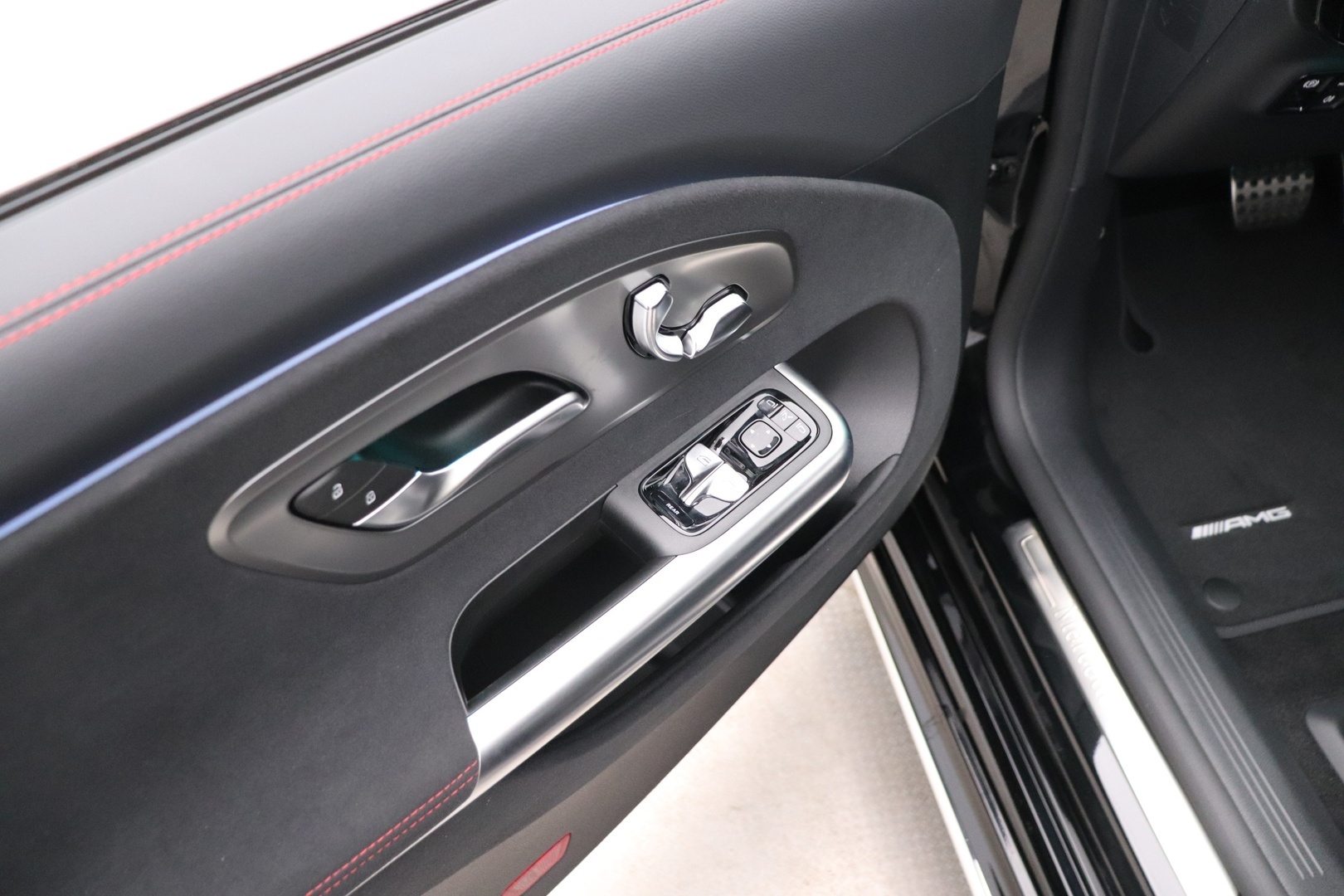 MERCEDES-BENZ CLA 2025