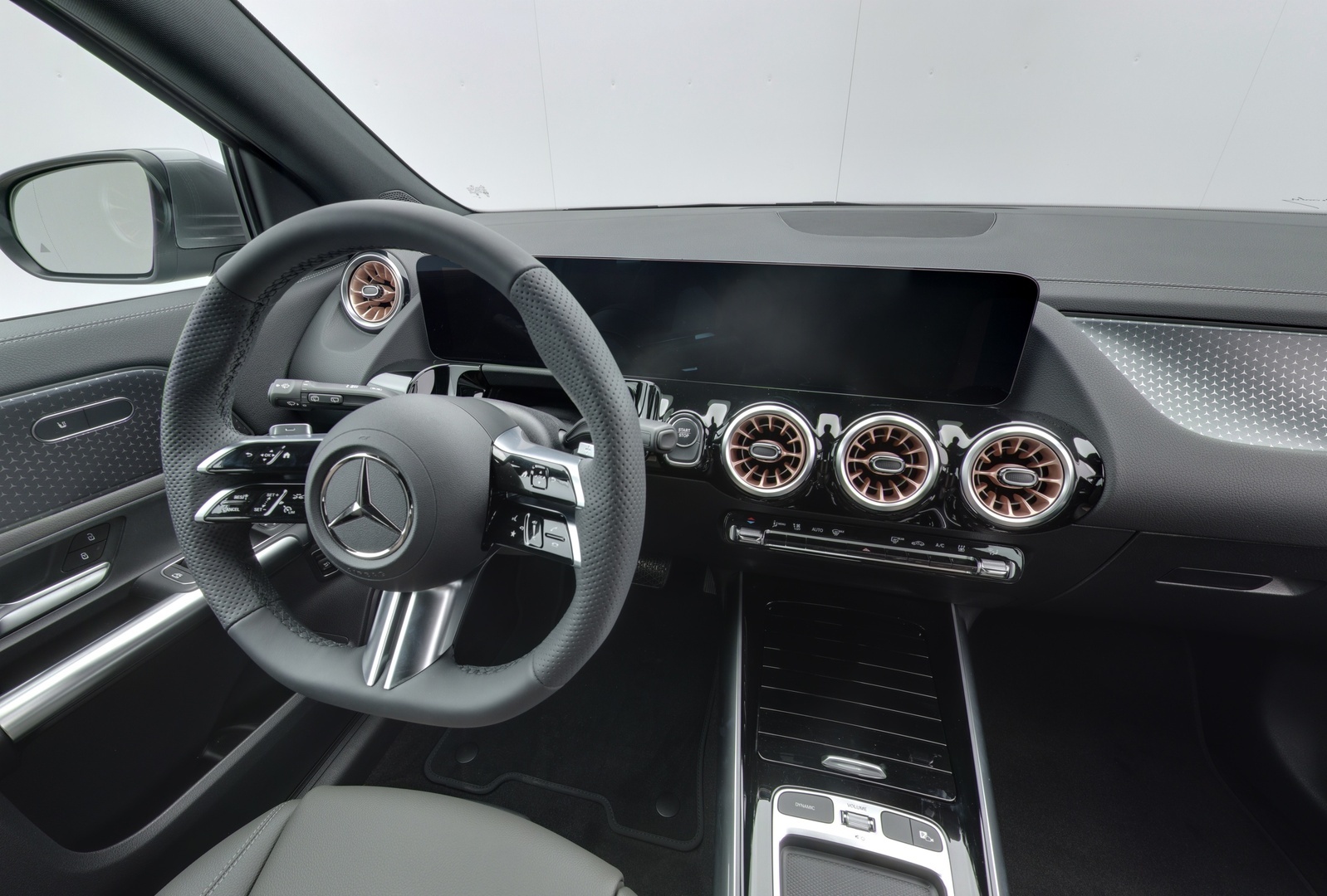 MERCEDES-BENZ EQA 2025