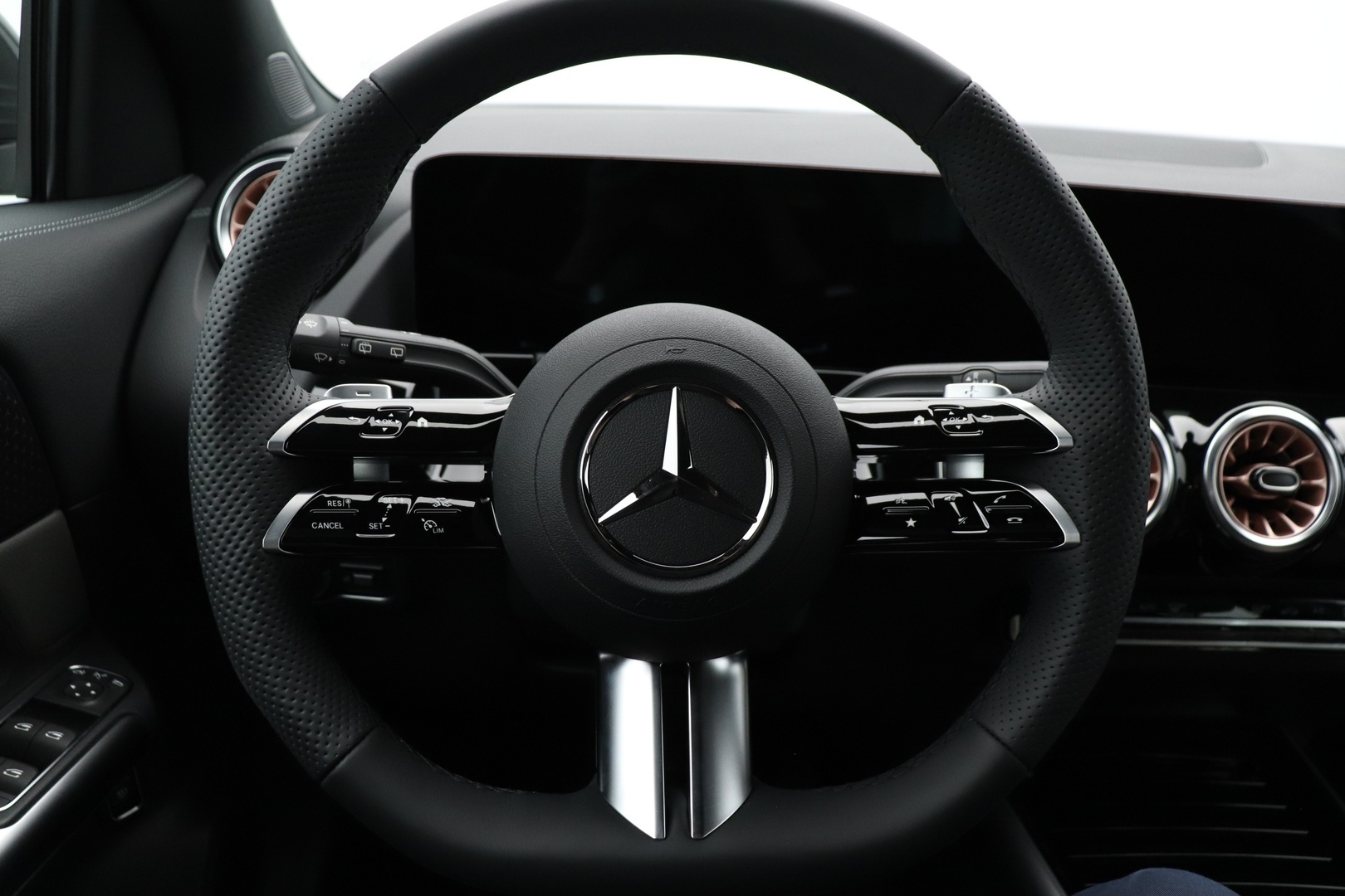 MERCEDES-BENZ EQA 2025