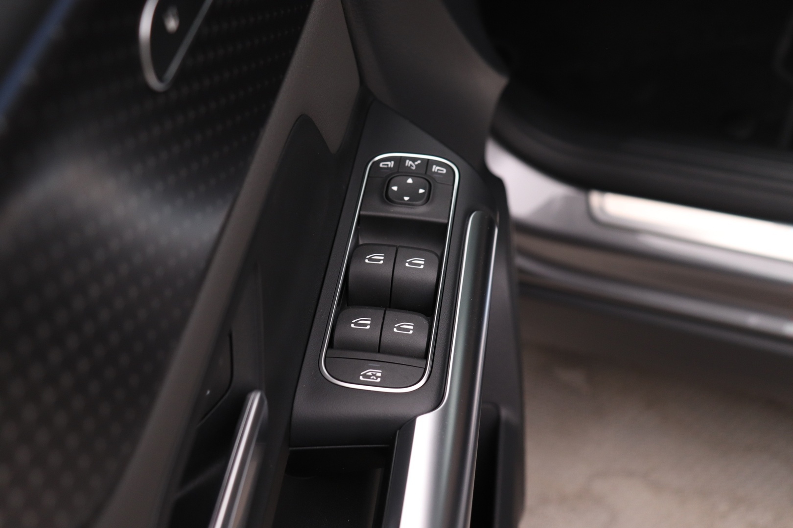 MERCEDES-BENZ EQA 2025