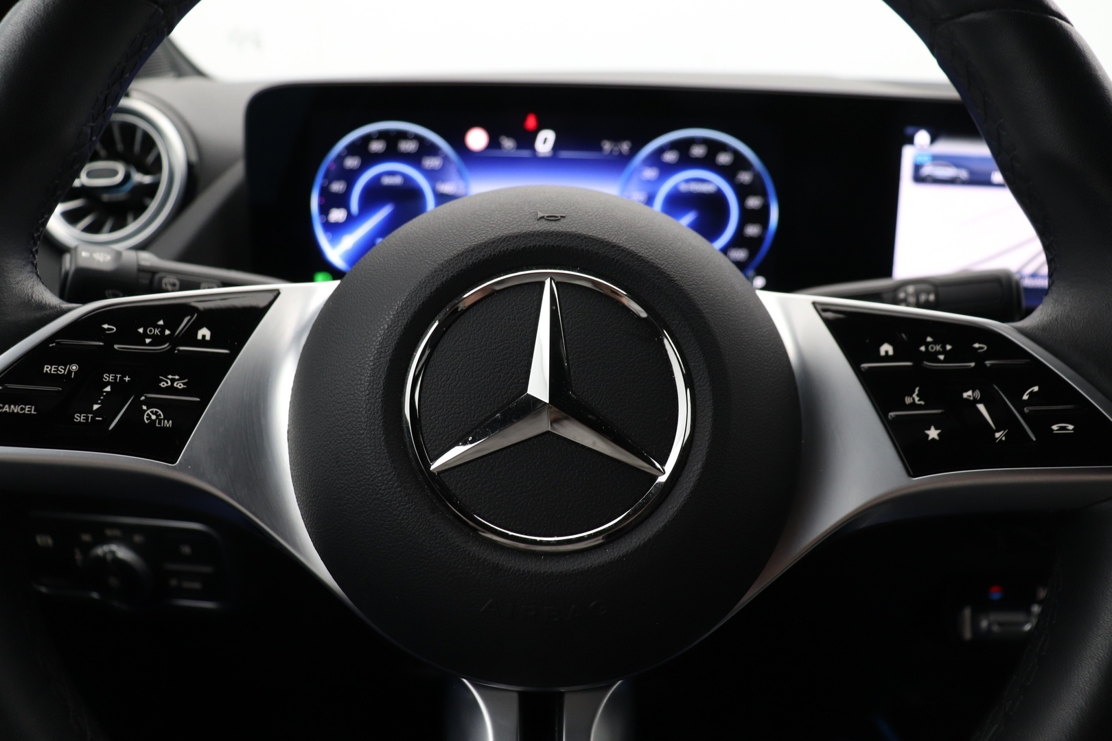 MERCEDES-BENZ EQA 2024