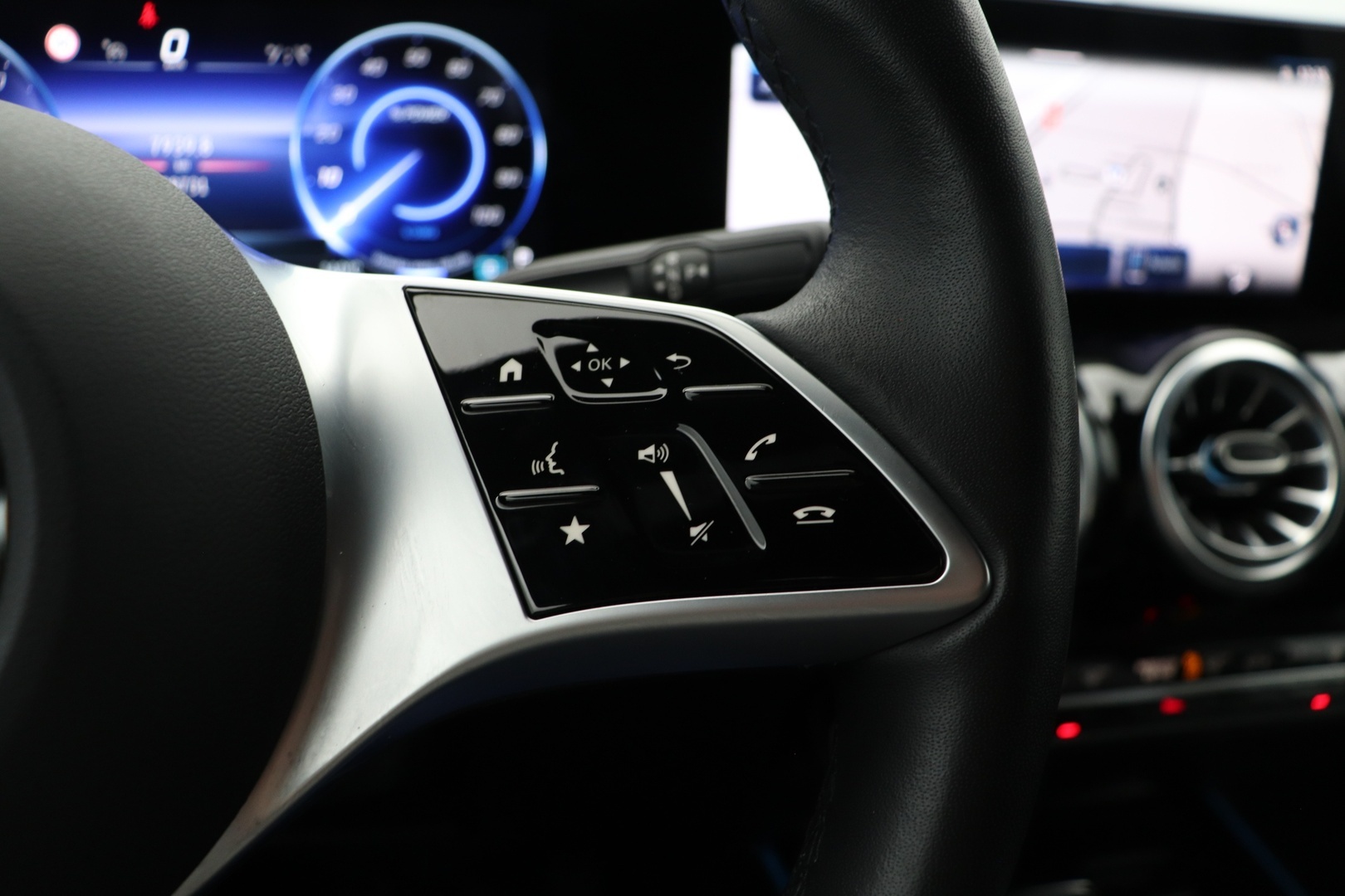 MERCEDES-BENZ EQA 2024