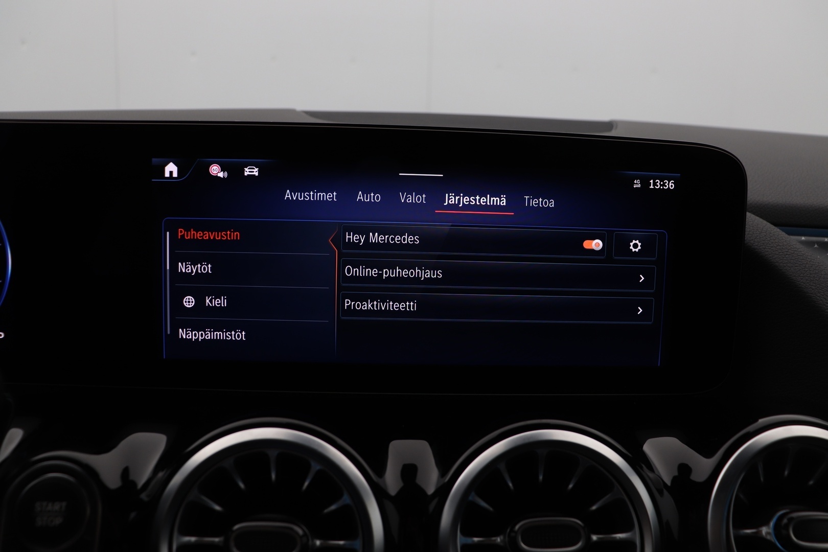MERCEDES-BENZ EQA 2024
