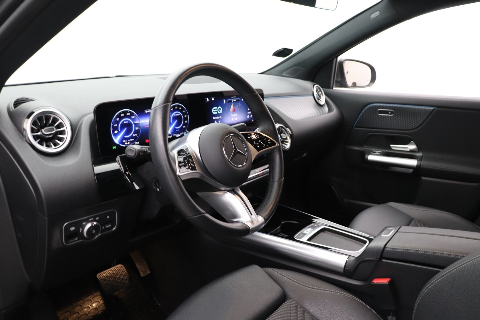 MERCEDES-BENZ EQA 2024