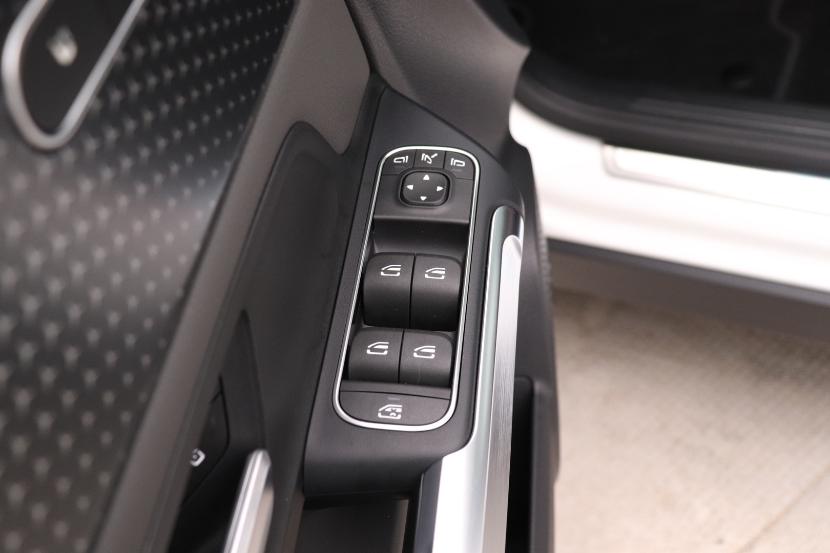 MERCEDES-BENZ EQB 2025
