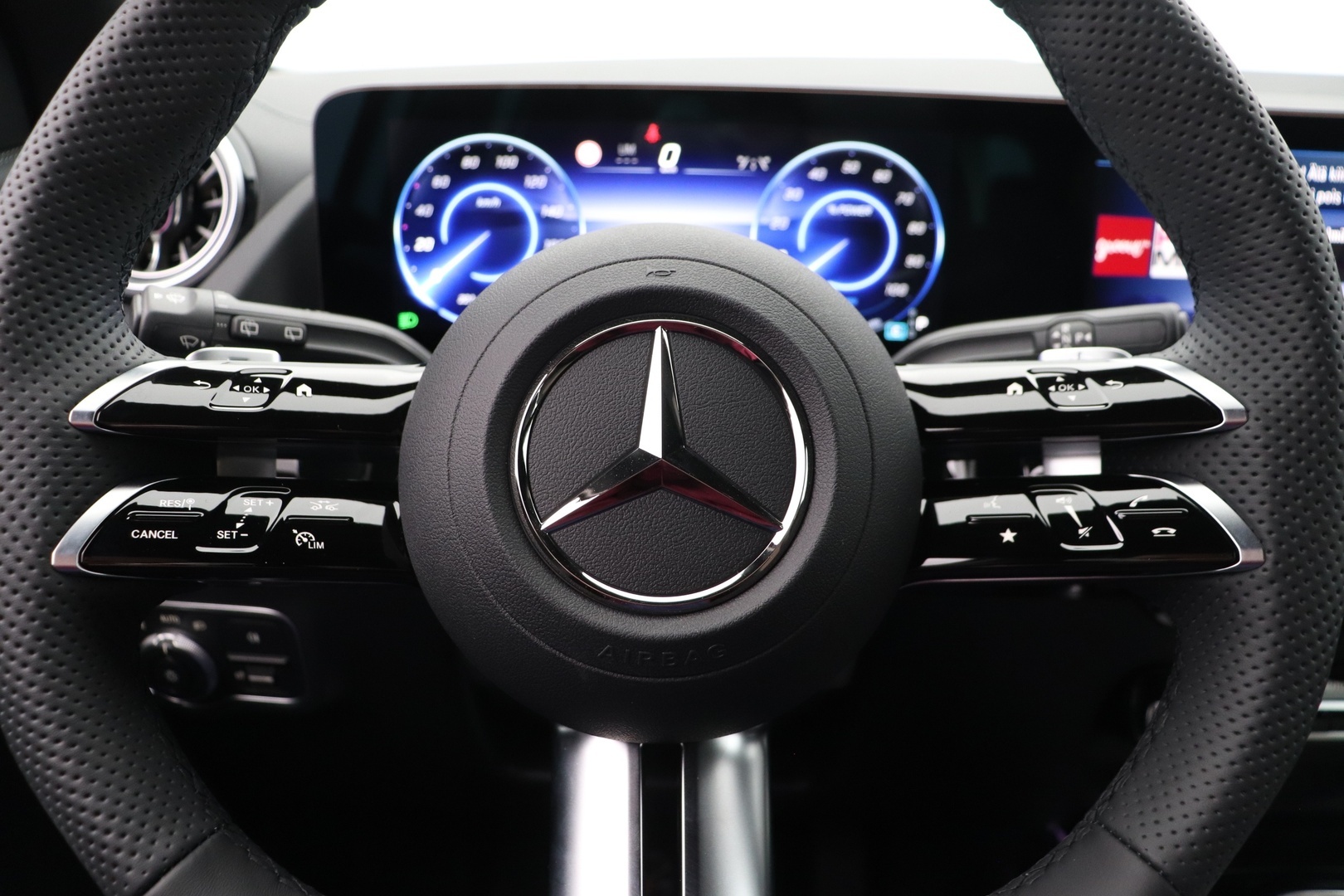 MERCEDES-BENZ EQA 2025