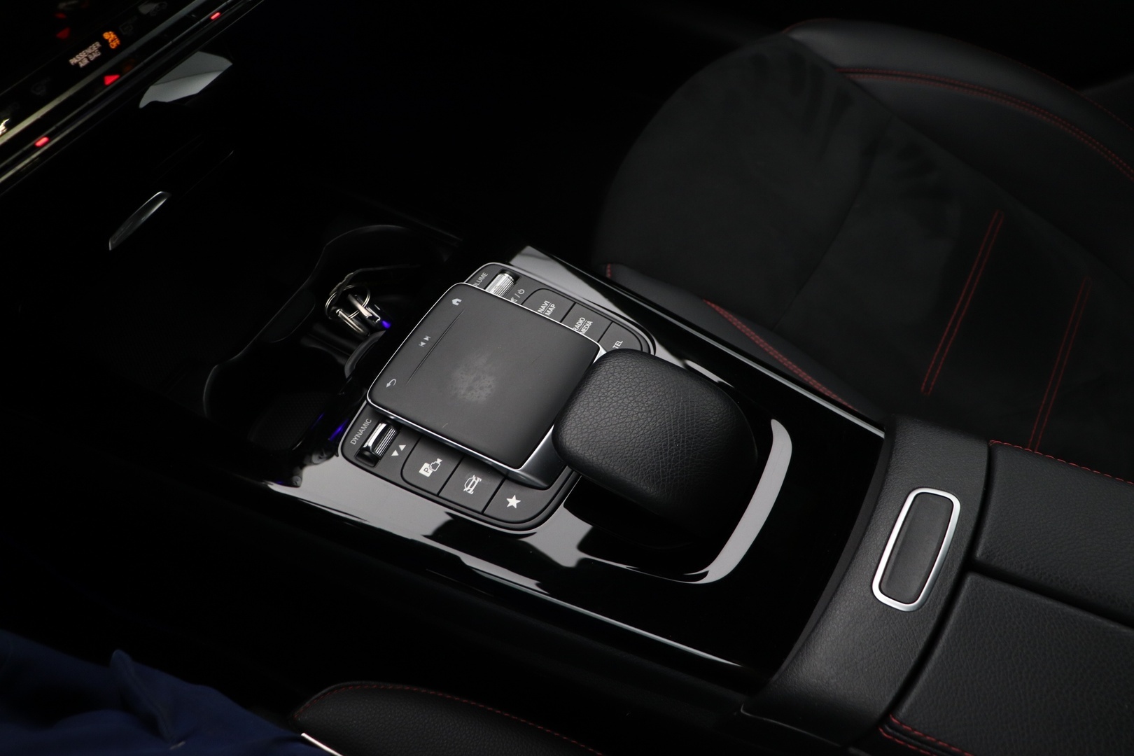 MERCEDES-BENZ A 2022