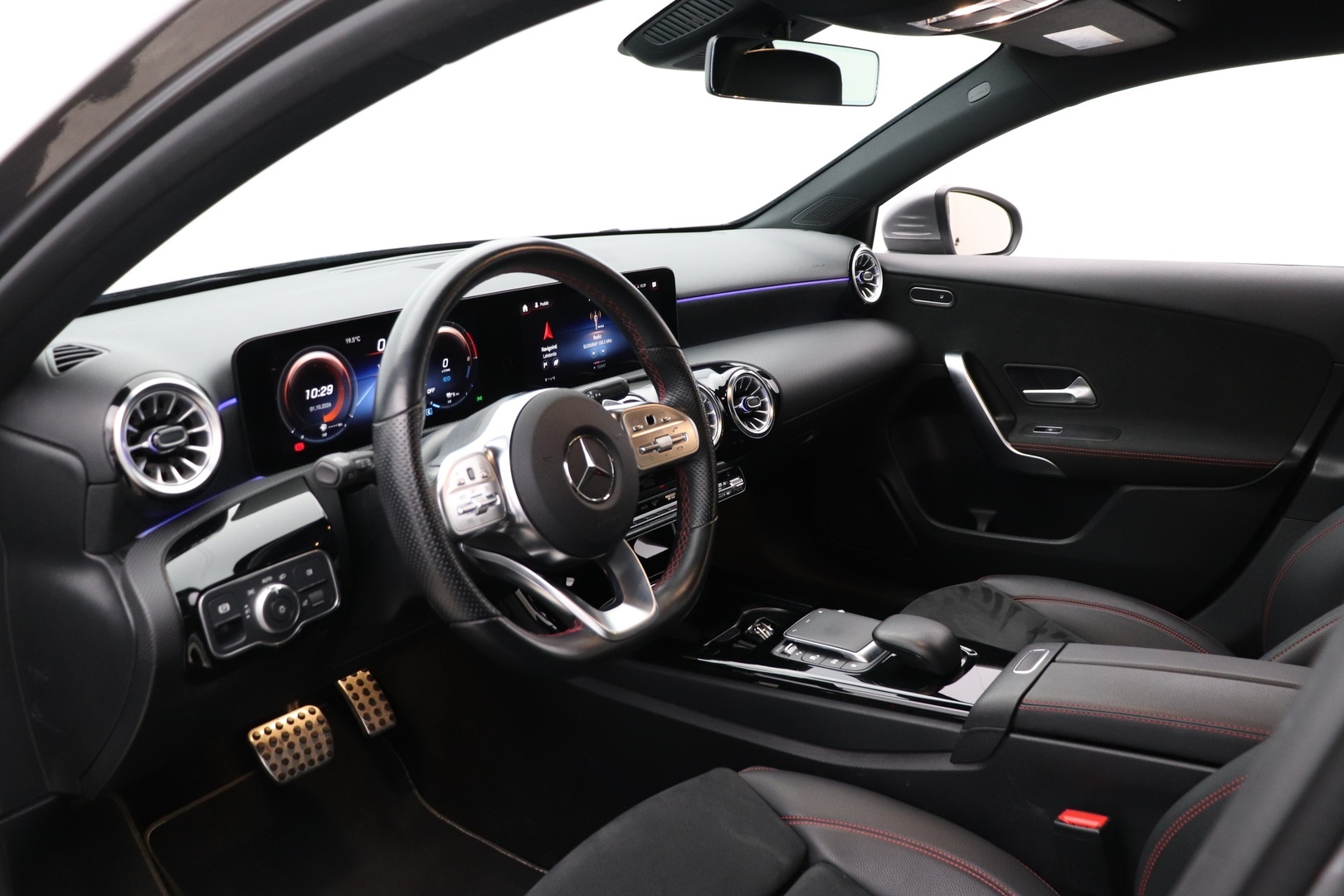 MERCEDES-BENZ A 2022